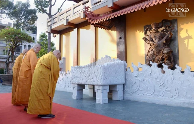 Thành kính dâng hương trước tháp Đa Bảo, công trình kỷ niệm Pháp nạn Quý Mão 1963, nơi an vị vĩnh xá-lợi Trái tim Bồ-tát Thích Quảng Đức