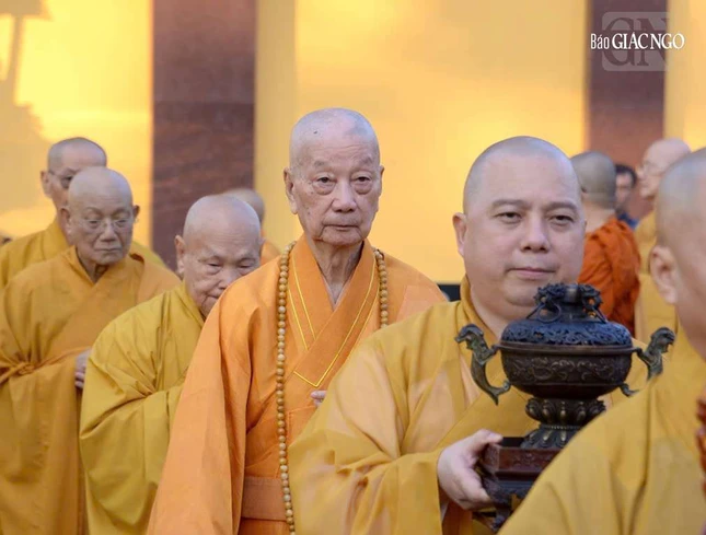 Đức Pháp chủ và các vị Trưởng lão quang lâm tháp Đa Bảo