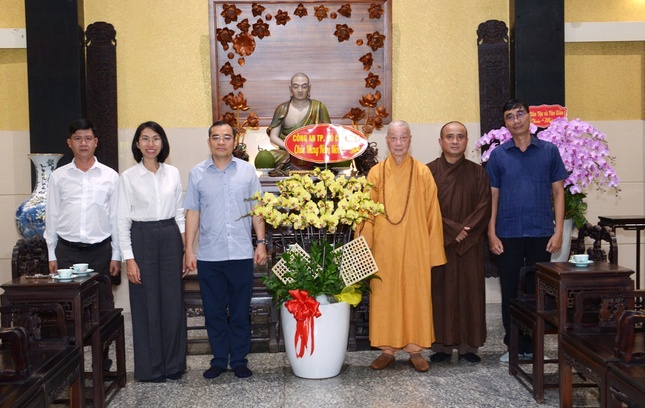 Phái đoàn Công an TP.HCM do Đại tá Phó Giám đốc Lê Quang Đạo chúc Tết Đức Pháp chủ GHPGVN tại chùa Huê Nghiêm