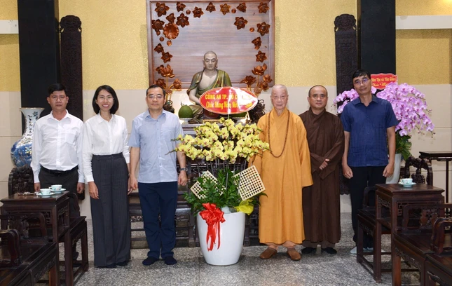 Phái đoàn Công an TP.HCM do Đại tá Phó Giám đốc Lê Quang Đạo chúc Tết Đức Pháp chủ GHPGVN tại chùa Huê Nghiêm