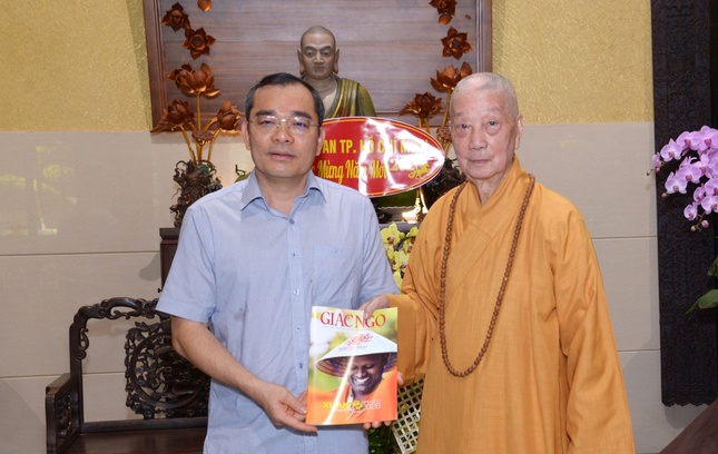 Đức Pháp chủ GHPGVN với Đại tá Lê Quang Đạo