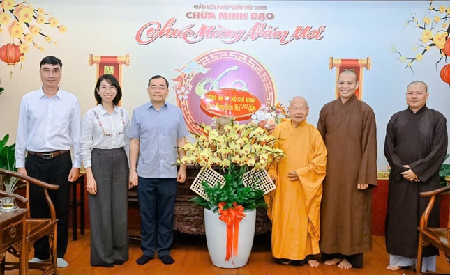 Đại tá Lê Quang Đạo chúc Tết đến Trưởng lão Hòa thượng Chủ tịch Hội đồng Trị sự GHPGVN