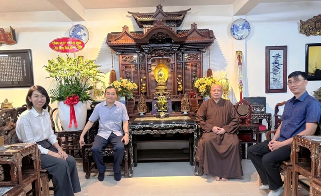 Thăm Hòa thượng Thích Lệ Trang, Phó Chủ tịch Hội đồng Trị sự, Trưởng ban Trị sự GHPGVN TP.HCM tại chùa Định Thành