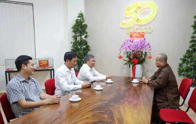 Thượng tọa Thích Tâm Hải thân mật tiếp đoàn