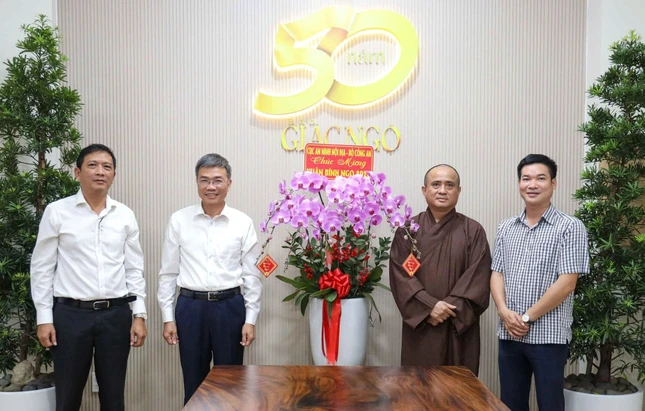 Tặng hoa chúc mừng nhân kỷ niệm 50 năm thành lập Báo Giác Ngộ và xuân Bính Ngọ 2026