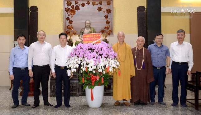 Thiếu tướng Nguyễn Hữu Mạnh và phái đoàn Cục An ninh nội địa - Bộ Công an chúc mừng Tết Bính Ngọ đến Đức Pháp chủ GHPGVN