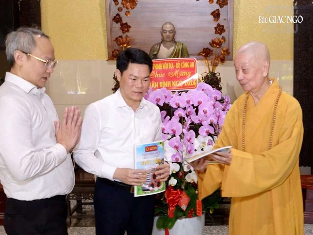 Đức Pháp chủ tặng giai phẩm Báo Giác Ngộ Xuân Hoan hỷ đến lãnh đạo Cục An ninh nội địa - Bộ Công an Đức Pháp chủ tặng giai phẩm Báo Giác Ngộ Xuân Hoan hỷ đến lãnh đạo Cục An ninh nội địa - Bộ Công an