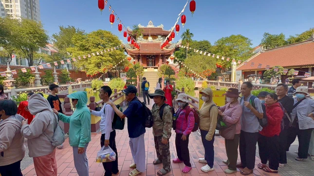 Bà con đến chùa Nam Thiên Nhất Trụ nhận quà Tết