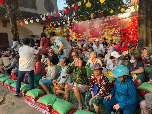 Trao quà đến bà con khó khăn