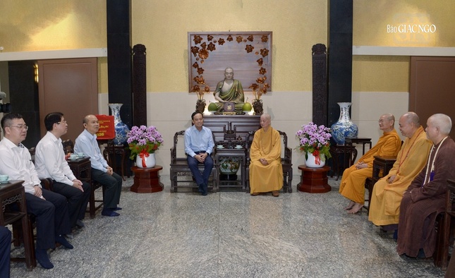 Quang cảnh buổi tiếp Bí thư Trần Lưu Quang và phái đoàn lãnh đạo TP.HCM đến thăm, chúc Tết Đức Pháp chủ tại chùa Huê Nghiêm