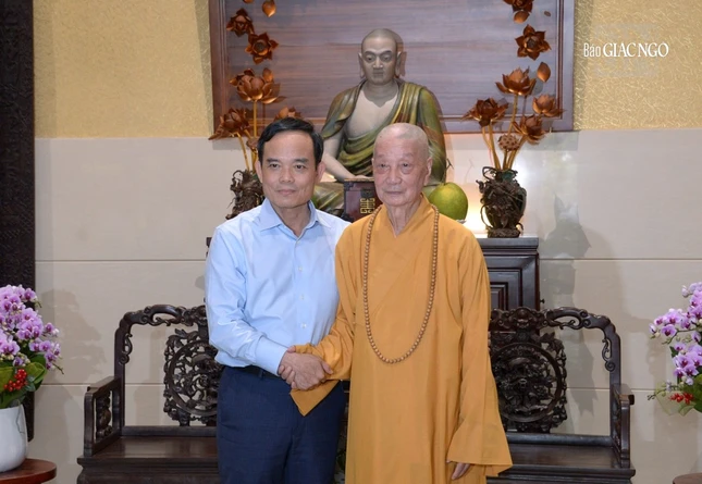 Đại lão Hòa thượng Pháp chủ GHPGVN rất phấn khởi khi thấy sự chuyển biến mạnh mẽ của Thành phố Đại lão Hòa thượng Pháp chủ GHPGVN rất phấn khởi khi thấy sự chuyển biến mạnh mẽ của Thành phố