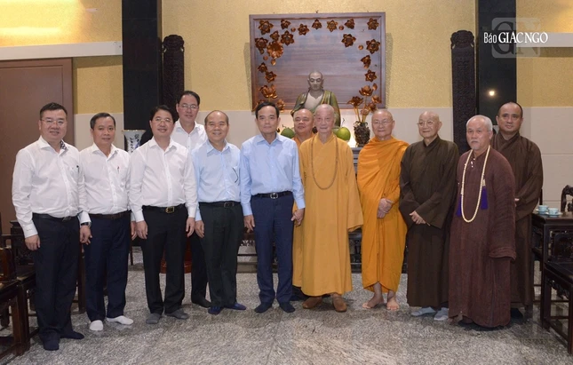 Phái đoàn lãnh đạo TP.HCM với Đức Pháp chủ và chư vị giáo phẩm Phái đoàn lãnh đạo TP.HCM với Đức Pháp chủ và chư vị giáo phẩm