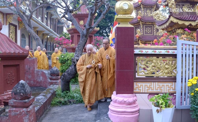 Đức Pháp chủ trong vườn tháp Tổ tại tổ đình Huê Nghiêm, ngôi già-lam hơn 300 năm tuổi ở Gia Định - Sài Gòn - TP.HCM