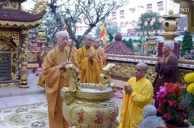 Dâng hương trước bảo tháp Tổ sư khai sơn và chư vị Tổ sư, Hòa thượng Bổn sư