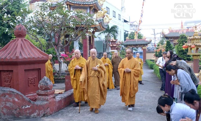 Đức Pháp chủ hữu nhiễu bảo tháp Tổ Như Chánh Khánh Bình