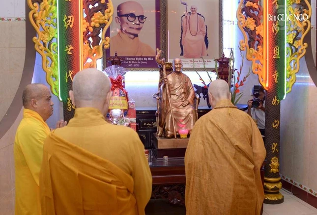 Dâng hương trước tôn ảnh Hòa thượng Bổn sư và chư vị Trưởng lão tại tổ đình Huê Nghiêm