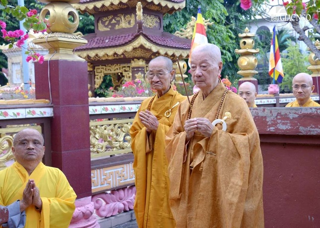 Đức Pháp chủ dâng hương, đảnh lễ bảo tháp Tổ Thiệt Thoại Tánh Tường, khai sơn tổ đình Huê Nghiêm