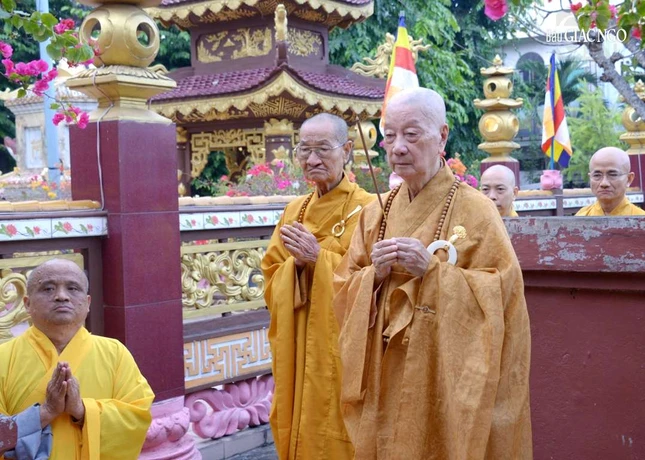 Đức Pháp chủ dâng hương, đảnh lễ bảo tháp Tổ Thiệt Thoại Tánh Tường, khai sơn tổ đình Huê Nghiêm