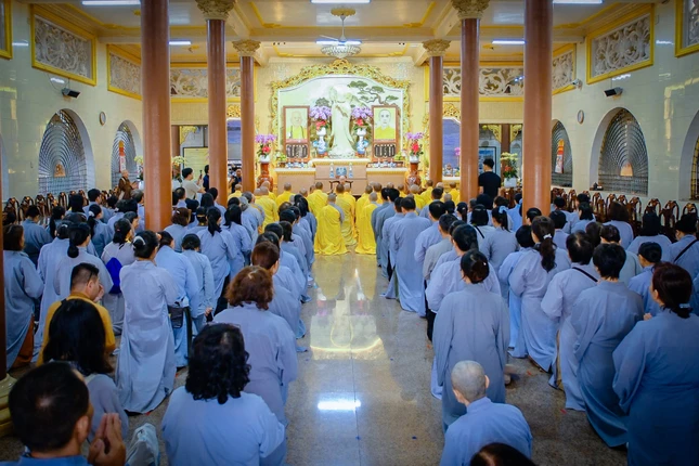 Phật tử trở về đảnh lễ, cung nghinh và đón nhận lời sách tấn của Đức Pháp chủ GHPGVN nhân ngài đến lễ tháp cố Đại lão Hòa thượng Thích Trí Tịnh