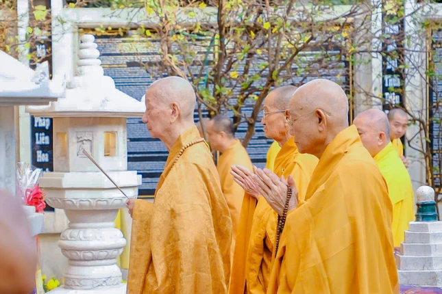 Đối trước bảo tháp Phù Thi, ngài thành kính dâng hương tưởng niệm bậc tôn túc lãnh đạo Giáo hội qua nhiều nhiệm kỳ