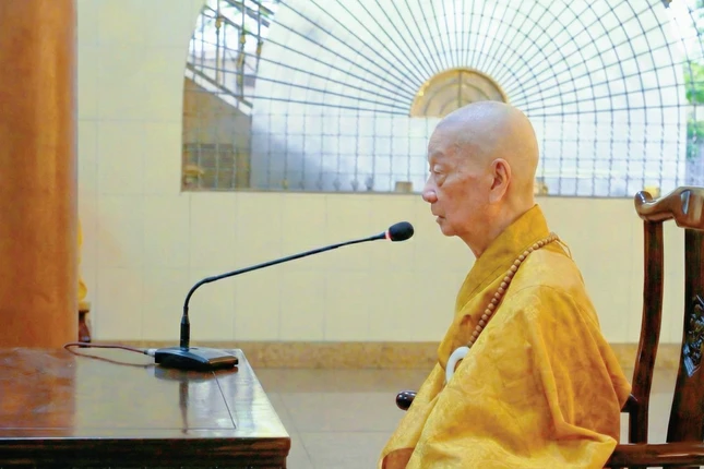 Đức Pháp chủ sách tấn chư Tăng Ni, Phật tử