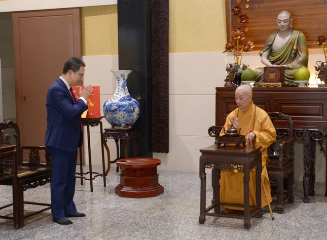 Ông Nguyễn Văn Thanh, Trưởng ban Dân tộc - Tôn giáo Ủy ban Trung ương MTTQVN chuyển lời chúc Tết của bà Bùi Thị Minh Hoài, Ủy viên Bộ Chính trị, Bí thư Trung ương Đảng, Chủ tịch Ủy ban Trung ương MTTQVN đến Đức Pháp chủ - Ảnh: Bảo Toàn