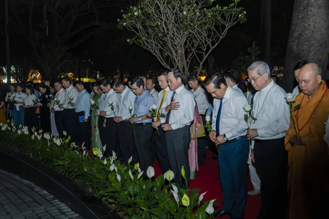 Lãnh đạo TP.HCM, đại biểu dâng hoa tưởng nhớ nạn nhân mất vì Covid-19