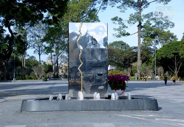 Quảng trường tượng đài Giọt nước - Công viên số 1 Lý Thái Tổ sáng ngày cuối năm Ất Tỵ