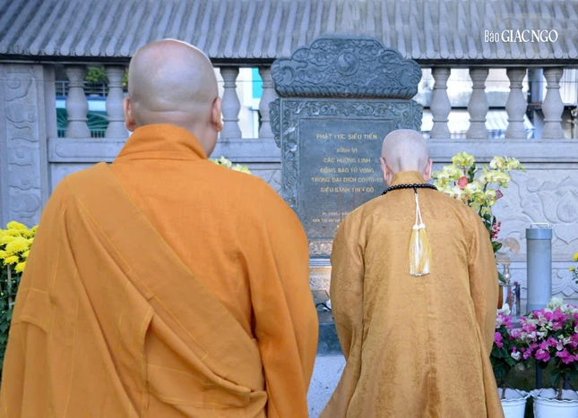 Đức Pháp chủ cầu nguyện tại Bia tưởng niệm đồng bào tử vong trong đại dịch Covid-19 phụng thờ tại Việt Nam Quốc Tự