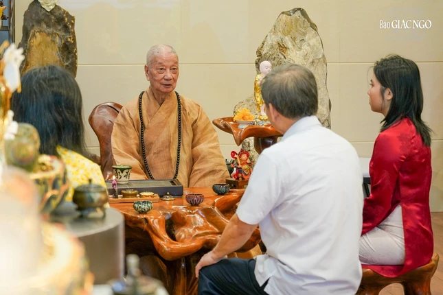 Đại lão Hòa thượng Thích Trí Quảng chia sẻ với ông Lê Minh Trí