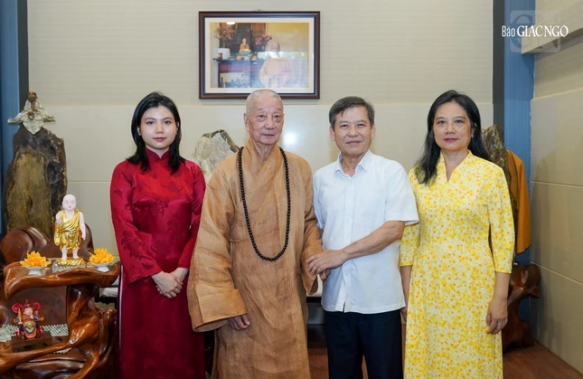 Ông Lê Minh Trí, phu nhân cùng gia quyến với Đại lão Hòa thượng Thích Trí Quảng tại chùa Huê Nghiêm ngày mồng 3 Tết Bính Ngọ