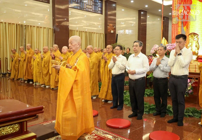 Đức Pháp chủ niêm hương chú nguyện chừng minh; ông Nguyễn Phước Lộc và chư vị đại biểu tham dự cầu nguyện