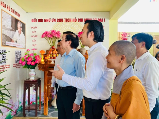 Nguyên Chủ tịch nước và quý vị tháp tùng thăm Không gian Văn hóa Hồ Chí Minh