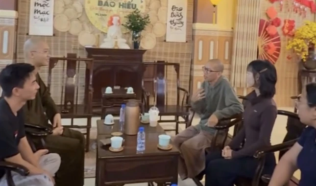 Cảnh Nhuận Đạt đến chùa Quan Âm thông báo việc xả giới hoàn tục trước sự chứng kiến của nhiều người, trực tiếp là Đại đức Thích Nhuận Minh (ảnh trích từ clip trên mạng xã hội)