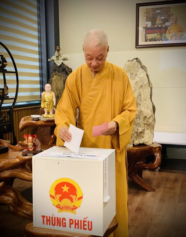 Đại lão Hòa thượng Thích Trí Quảng - Pháp chủ GHPGVN thực hiện quyền và nghĩa vụ công dân, bỏ phiếu bầu cử đại biểu Quốc hội và đại biểu Hội đồng Nhân dân các cấp nhiệm kỳ 2026-2031 - Ảnh: Hoa Phúc