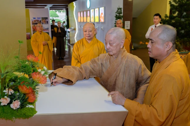 Đức Pháp chủ là vị đầu tiên ký vào bảng danh dự kỷ niệm sự kiện này