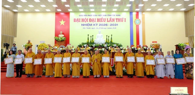 Chư tôn đức và cư sĩ nhận Bằng tuyên dương công đức của Hội đồng Trị sự GHPGVN Chư tôn đức và cư sĩ nhận Bằng tuyên dương công đức của Hội đồng Trị sự GHPGVN
