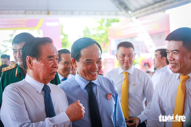 Ủy viên Bộ Chính trị - Bí thư Thành ủy TP.HCM Trần Lưu Quang, Đại tướng Lê Hồng Anh - nguyên Ủy viên Bộ Chính trị, Thường trực Ban Bí thư, nguyên Bộ trưởng Bộ Công an - tham dự buổi lễ khởi công tại điểm cầu chính ở khu đô thị mới Thủ Thiêm - Ảnh: CHÂU TUẤN