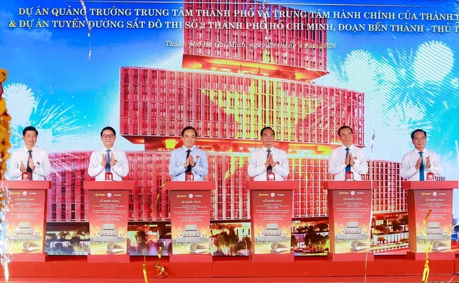 Các đại biểu thực hiện nghi thức khởi công dự án tại điểm cầu chính ở khu đô thị mới Thủ Thiêm - Ảnh: CHÂU TUẤN