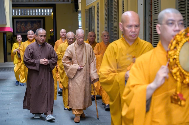 Chư Tăng môn hạ tổ đình Ấn Quang cung nghinh Đức Pháp chủ quang lâm nhân tưởng niệm 30 năm Thượng tọa Thích Minh Phát viên tịch