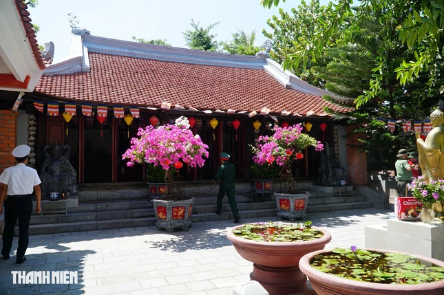 Chùa Sinh Tồn có diện tích nhỏ nhưng vẫn giữ dáng vẻ uy nghi, cổ kính giữa biển trời Trường Sa