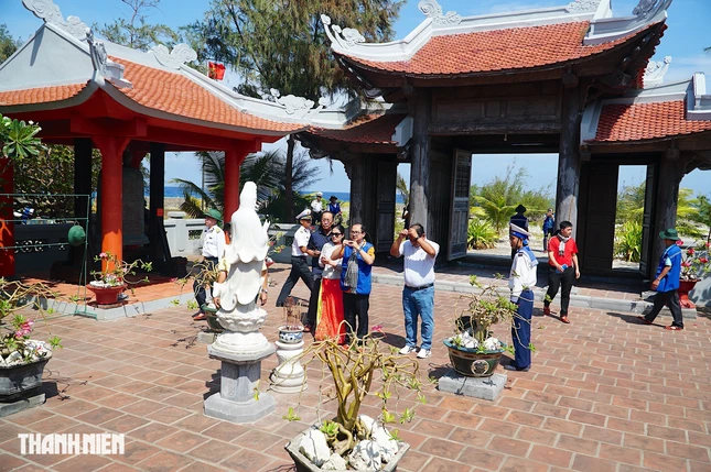 Chùa Phan Vinh cũng là một ngôi chùa có diện tích rộng lớn. Chùa được nhiều đời ngư dân Việt đi đánh cá ở Trường Sa dựng lên. Sau này, Phật tử trong cả nước đã đóng góp để trùng tu chùa khang trang, vững chãi hơn