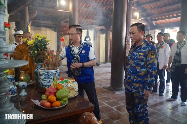 Nhiều đoàn đại biểu từ đất liền khi đến thăm đảo Phan Vinh đều đến chùa để thắp nhang, đảnh lễ. Trong ảnh là đoàn công tác số 12 gồm chuẩn đô đốc Lê Bá Quân, Phó tư lệnh Quân chủng Hải quân (hàng đầu bên phải) và Phó bí thư Thành ủy TP.HCM Đặng Minh Thông (bên trái)