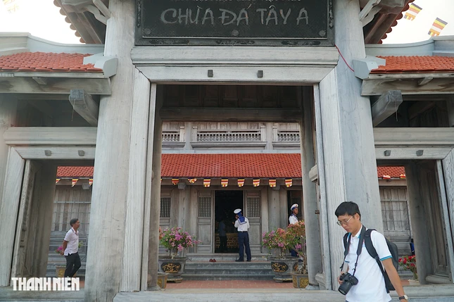 Chùa có cửa chính giáp biển, diện tích khoảng 200 mét vuông, được xây bằng gỗ