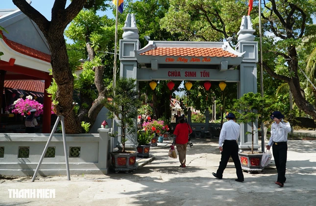 Còn tại đảo Sinh Tồn cũng có một ngôi chùa nhỏ mang tên Sinh Tồn
