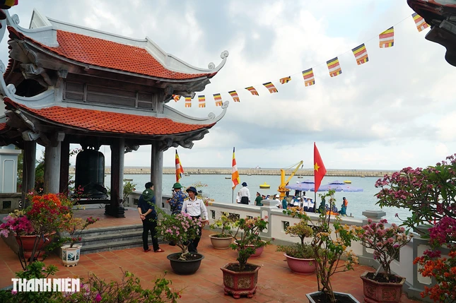Khu vực phần sân trong chùa Đá Tây A. Phía bên trái chùa là nơi đặt chiếc chuông lớn