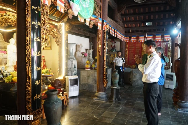 Tại chùa Sinh Tồn, hiện tại không có trụ trì nên các chiến sĩ thay nhau trông nom