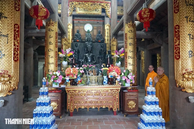 Bên trong chánh điện chùa Đá Tây A khá lớn với lối kiến trúc thuần Việt. Chùa theo hệ phái Bắc tông