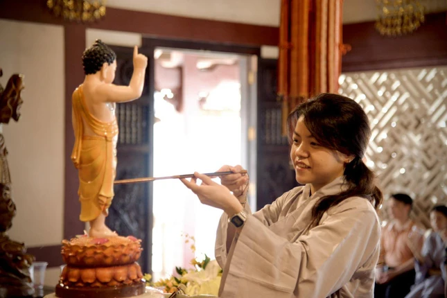 Tất cả cử chỉ, hành động trong nghi thức Tắm Phật phải nên chánh niệm- Ảnh: ĐTĐT