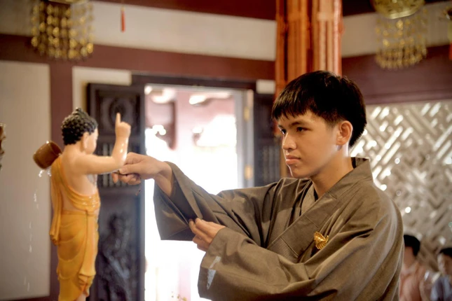 Khi bắt tay vào dội nước tắm Phật, quý Phật tử cần lưu ý điều này. Nếu lỡ mặc áo tay dài thì một tay vịn đỡ tay áo, tay còn lại cầm gáo tắm Phật, hai tay phải thật cung kính, dội nước nhẹ nhàng- Ảnh: ĐTĐT